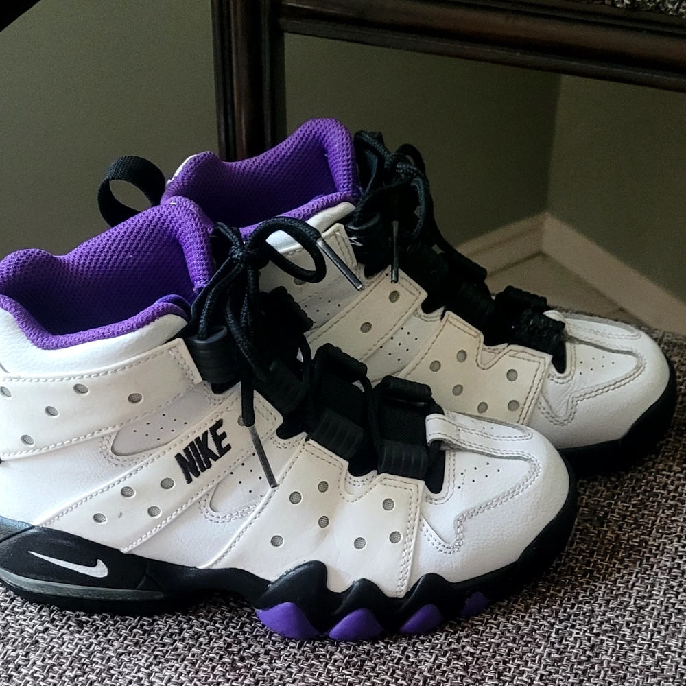 High top Nike Air Max 2 boys High Top sneaker. White, black and purple.
